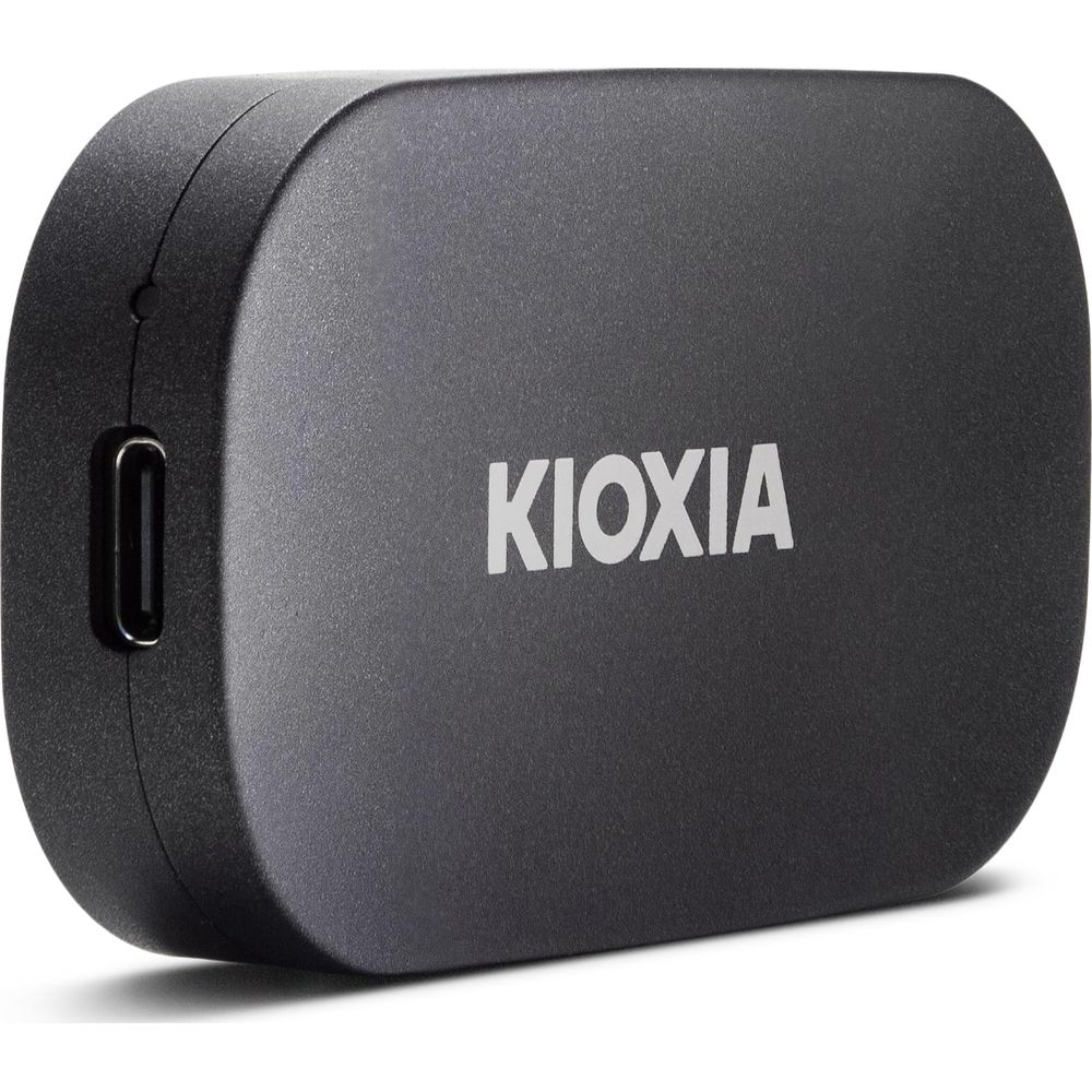 Schwarzes Kioxia-Gerät mit USB-C-Anschluss. Minimalistisches Design, mattes Finish.