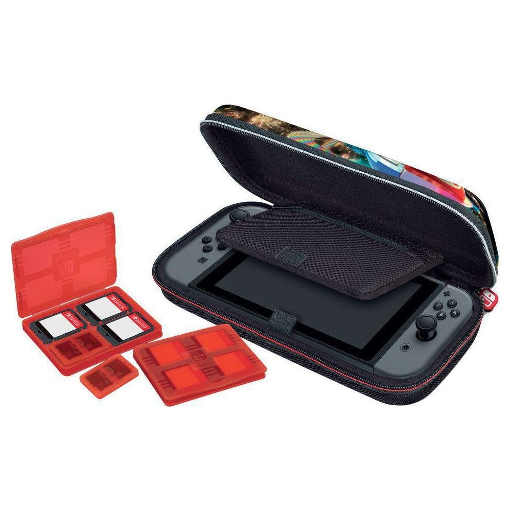 Nintendo Switch mit offenem Koffer und roten Spielehaltern daneben.