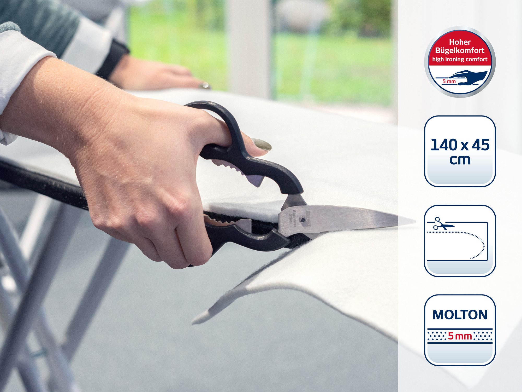 Nożyce tną białą tkaninę na desce do prasowania. Wymiary 140x45 cm.