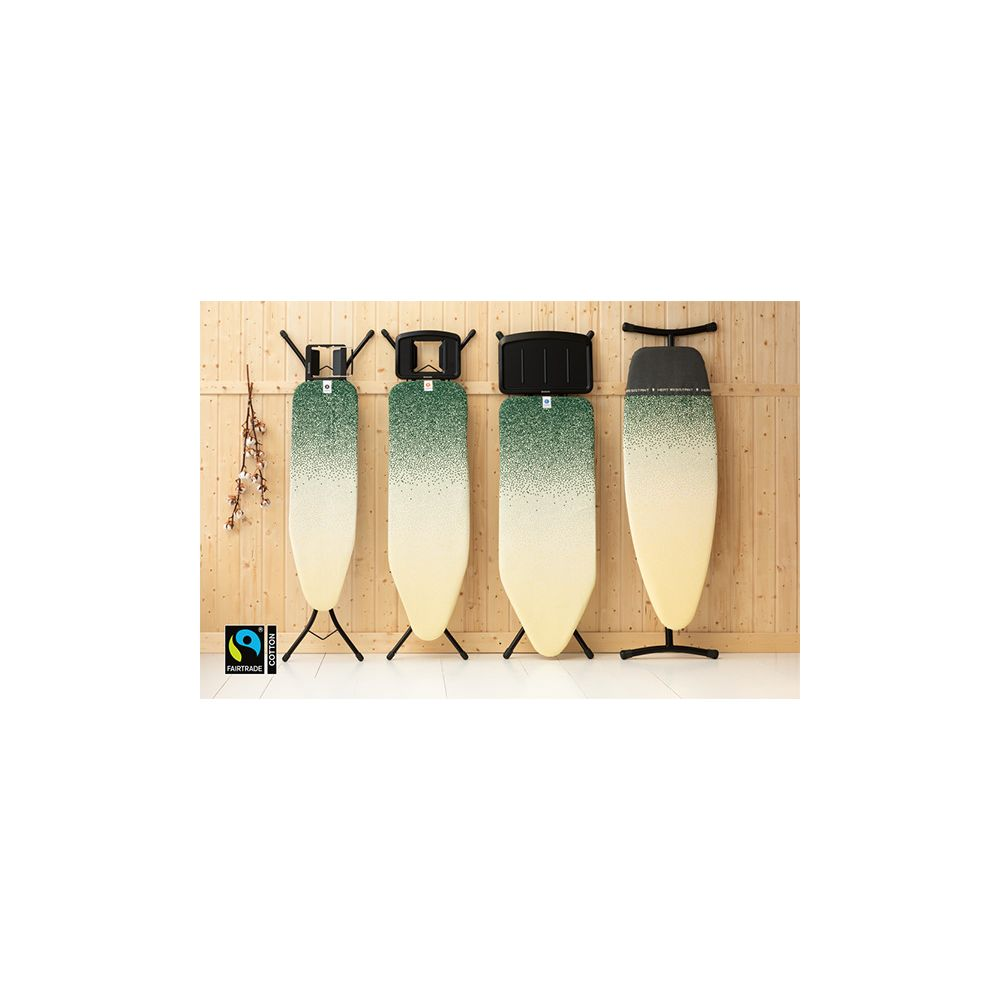 Quatre planches à repasser avec motif vert-jaune devant un mur en bois.