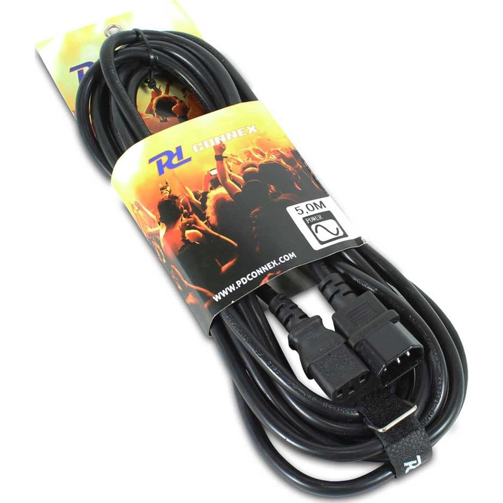 Un cable de alimentación negro enrollado con dos conectores C13 y una etiqueta con público de concierto.