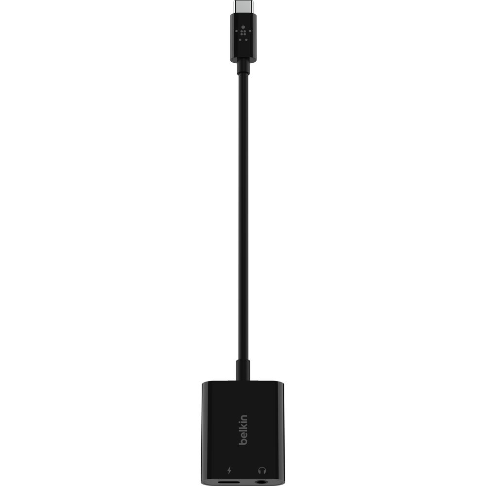 Un adattatore Belkin USB-C nero con cavo e porte per ricarica e cuffie.