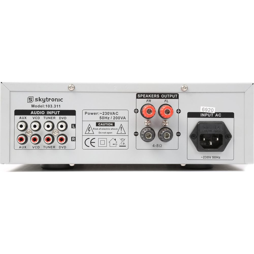 Parte trasera de un amplificador gris con conexiones de entrada de audio y salida de altavoz.