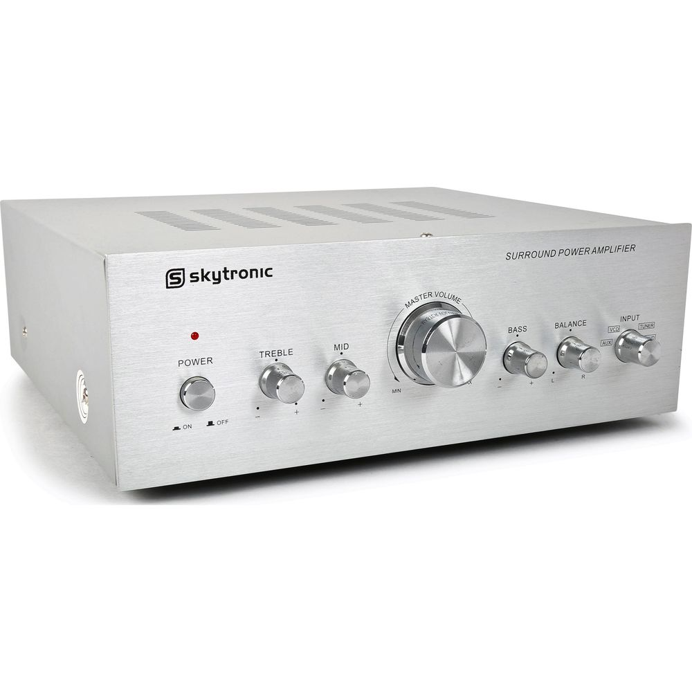 Amplificador envolvente plateado con controles de encendido, agudos, medios, volumen maestro y selección de entrada.