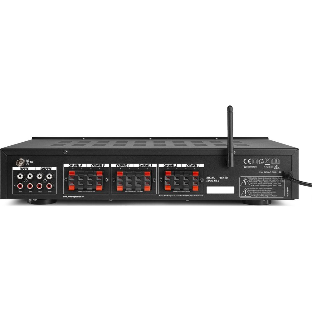 Retro di un amplificatore audio nero con connessioni per 6 canali, ingressi e uscite.