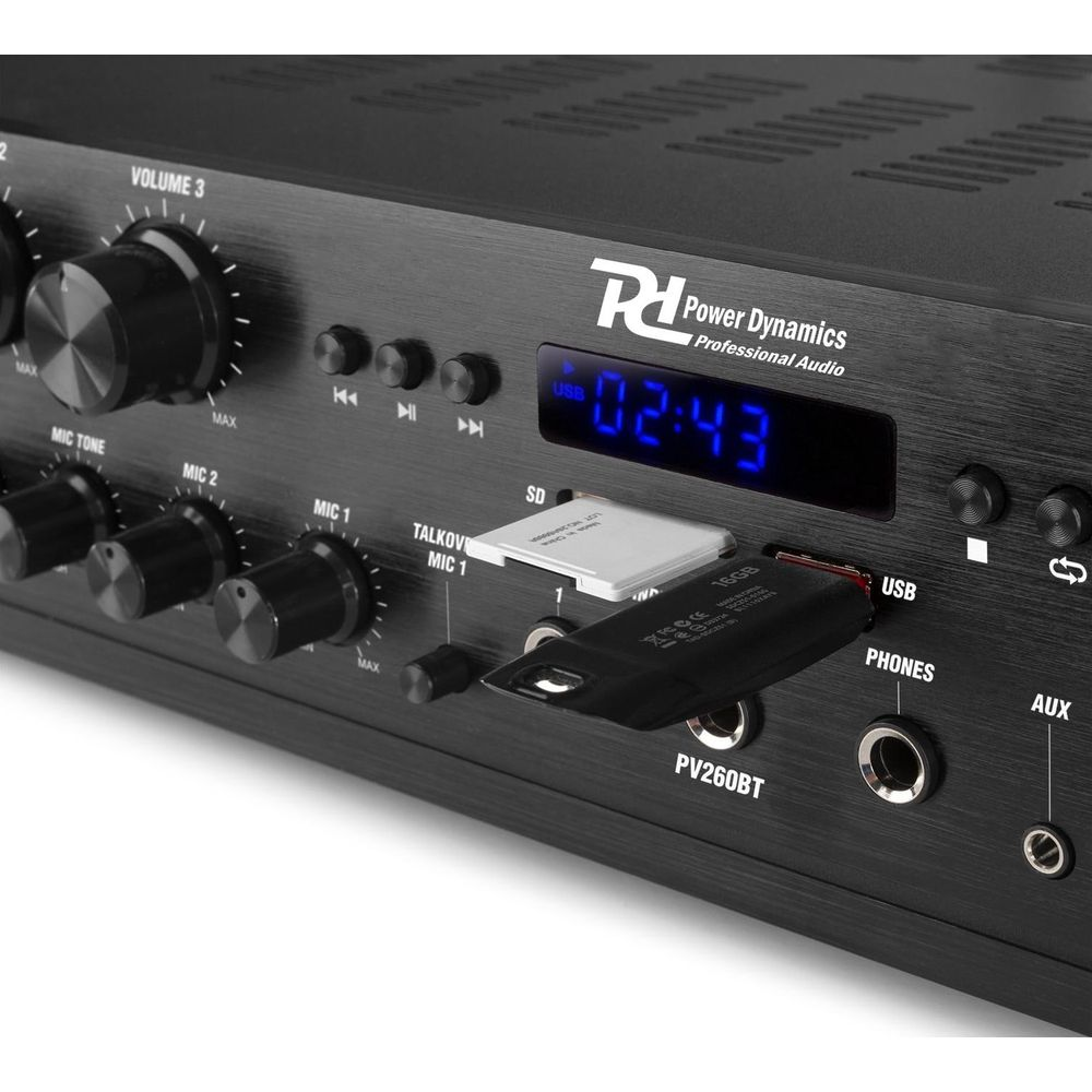 Un amplificatore nero con manopole, una chiavetta USB e una scheda SD.
