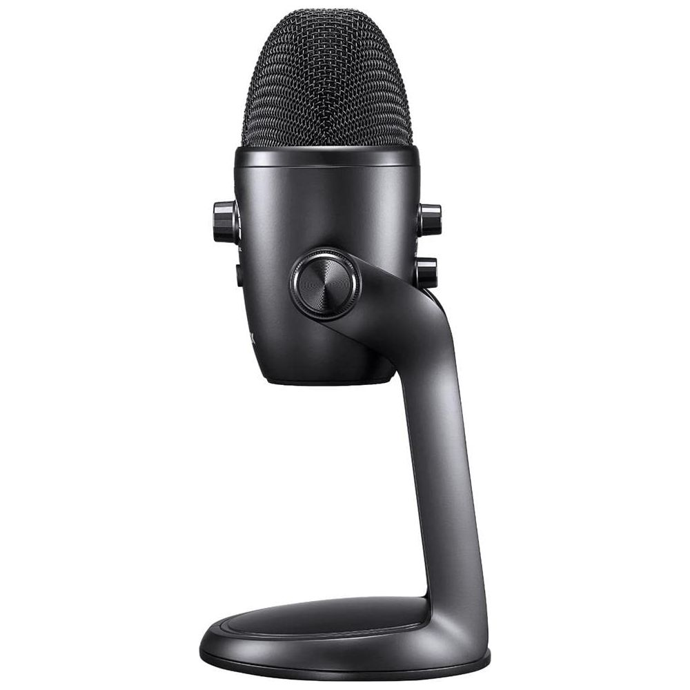 Un microphone noir avec des boutons argentés sur un pied sur fond blanc.