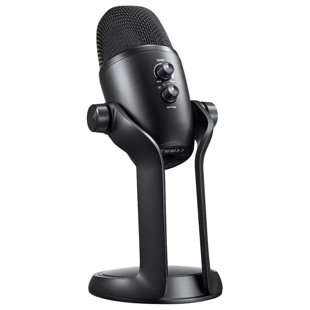 Un microphone à condensateur noir sur un support, avec des commandes de gain et de directivité.