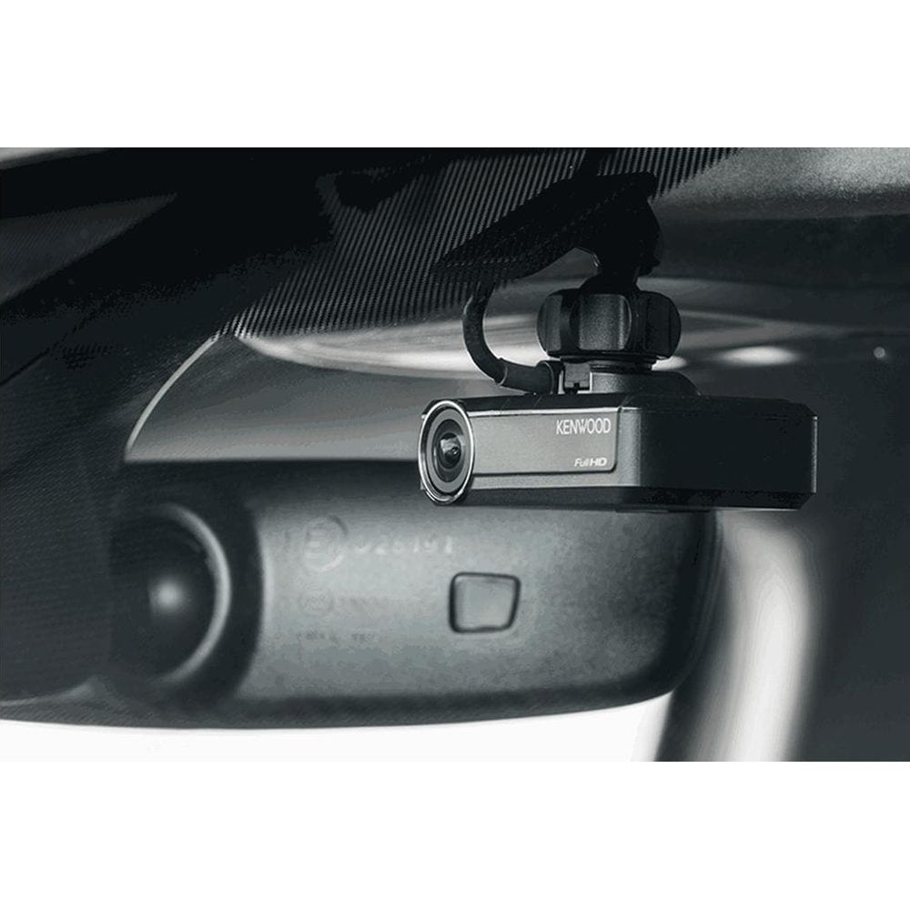 Una dashcam Kenwood, attaccata al parabrezza di un'auto, sopra uno specchietto retrovisore.