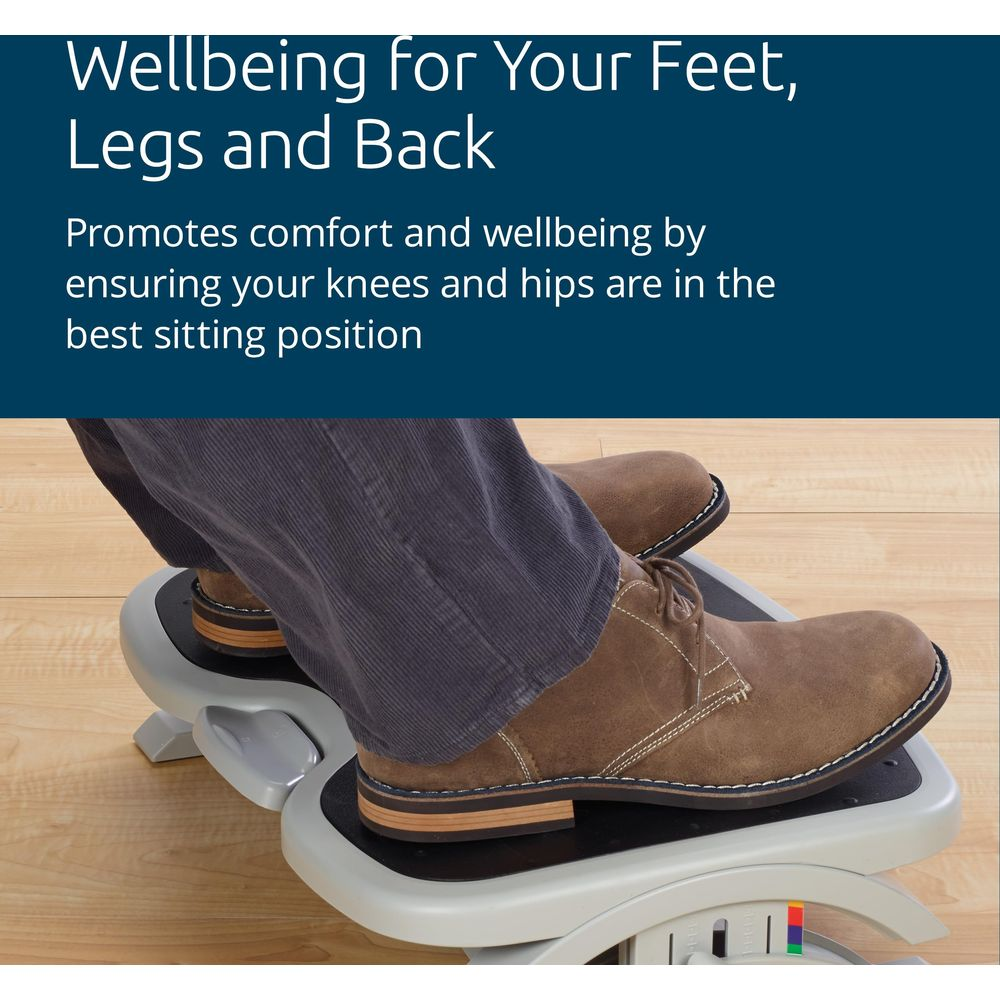 Füße auf einem ergonomischen Fußstütze, mit Text darüber.