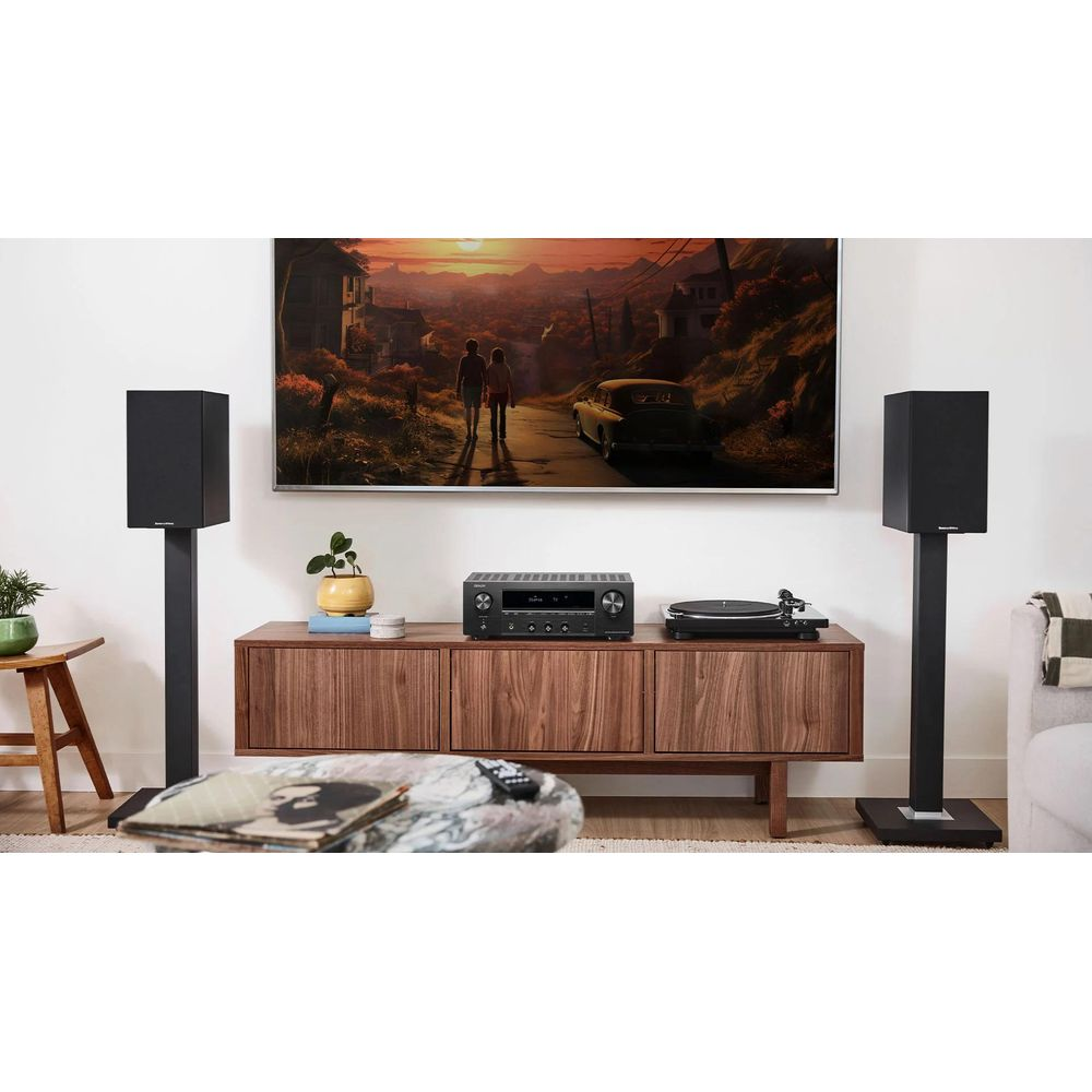Ein moderner Wohnraum mit Fernseher, Receiver, Plattenspieler und Lautsprechern.