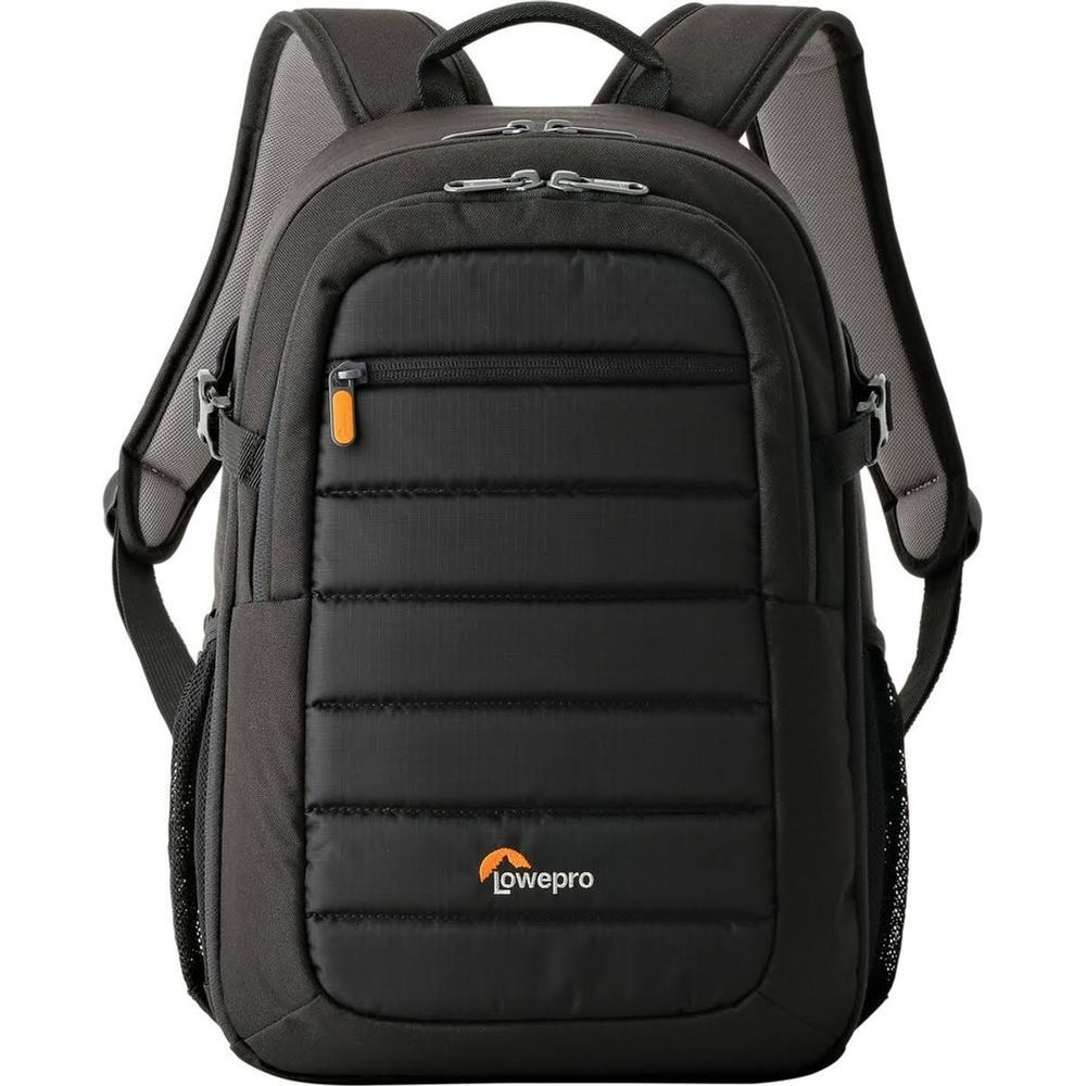 Mochila negra con correas acolchadas y tirador de cremallera naranja.
