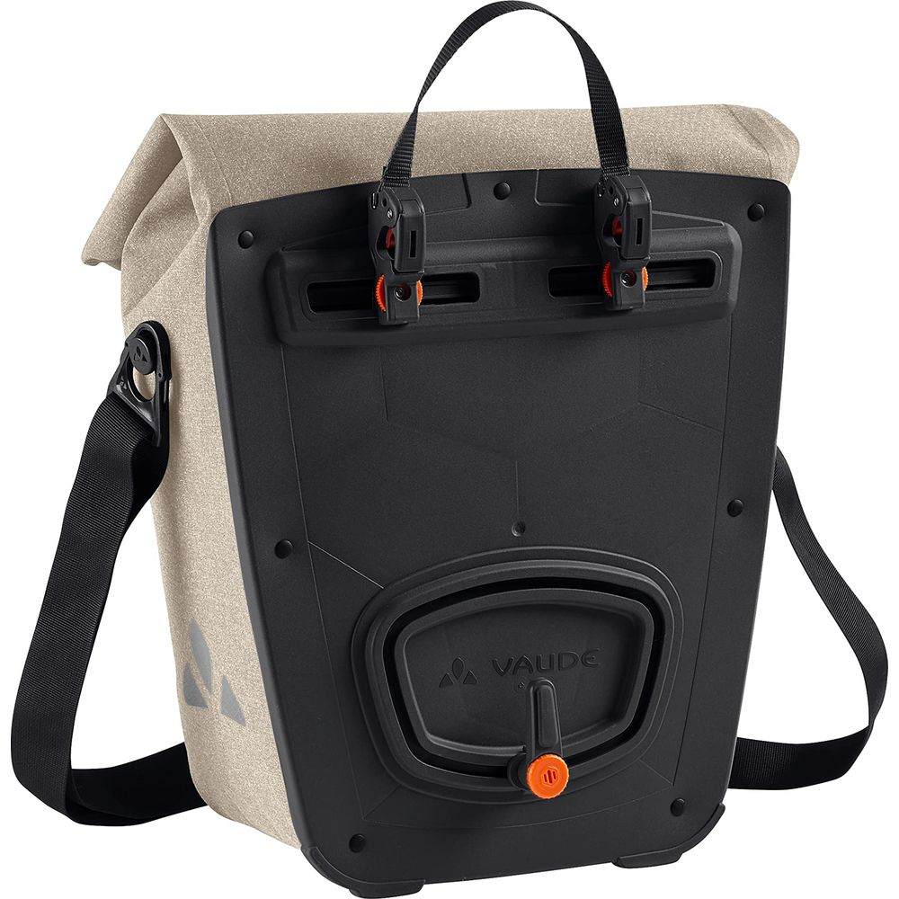 Beżowa torba rowerowa z czarnym systemem mocowania i paskiem.