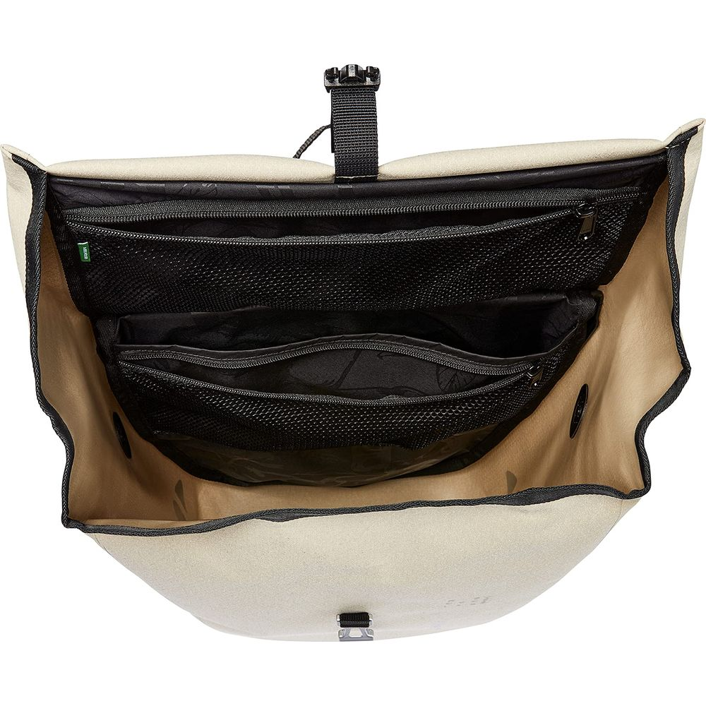 Otwarta beżowa torba z czarnymi kieszeniami na zamek i wewnętrznymi siateczkami.