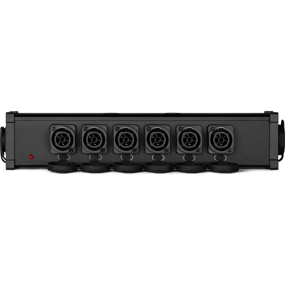Dispositivo de audio negro con seis conectores XLR y una pequeña luz roja.