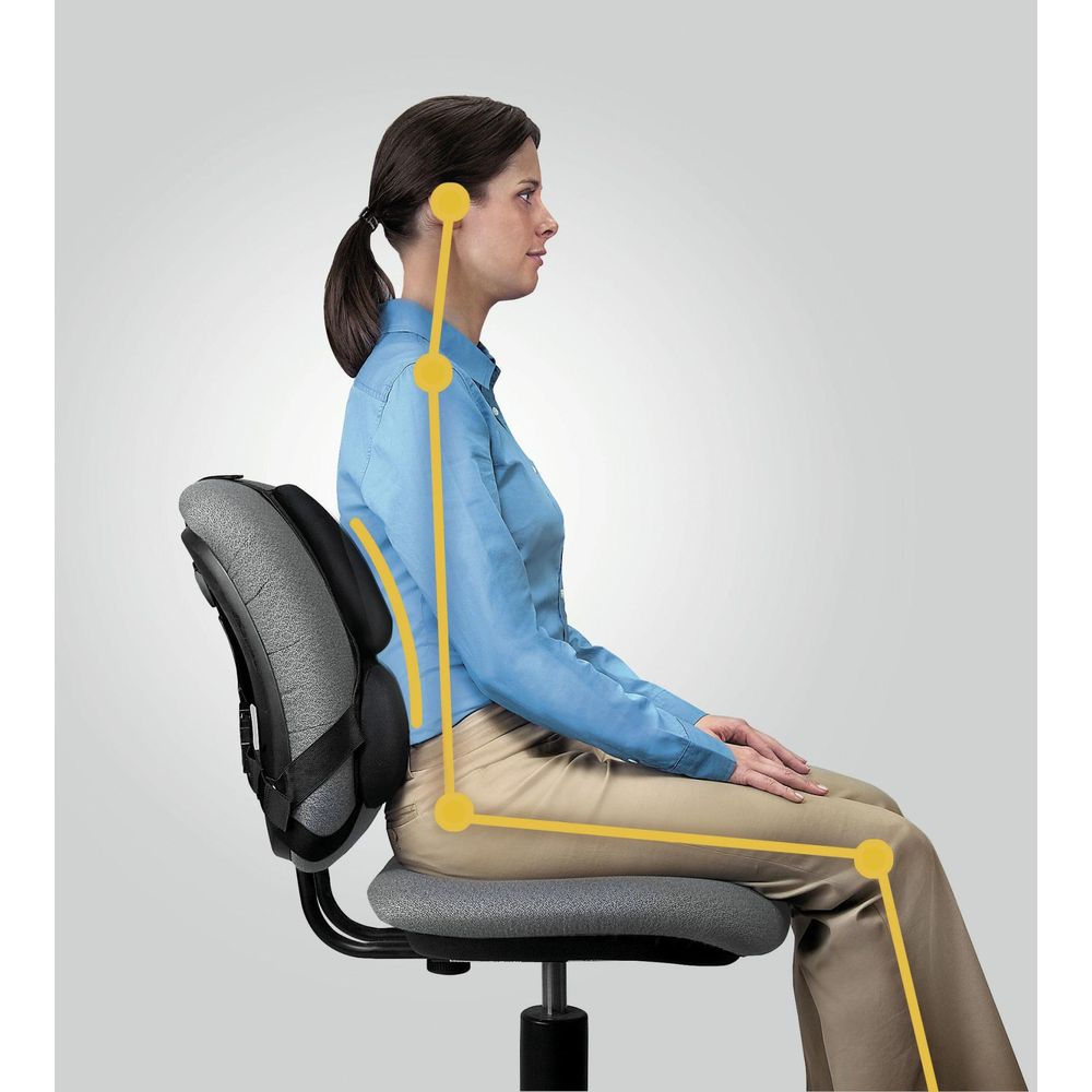 Kobieta siedzi na krześle z podparciem lędźwiowym, żółte linie wskazują postawę.