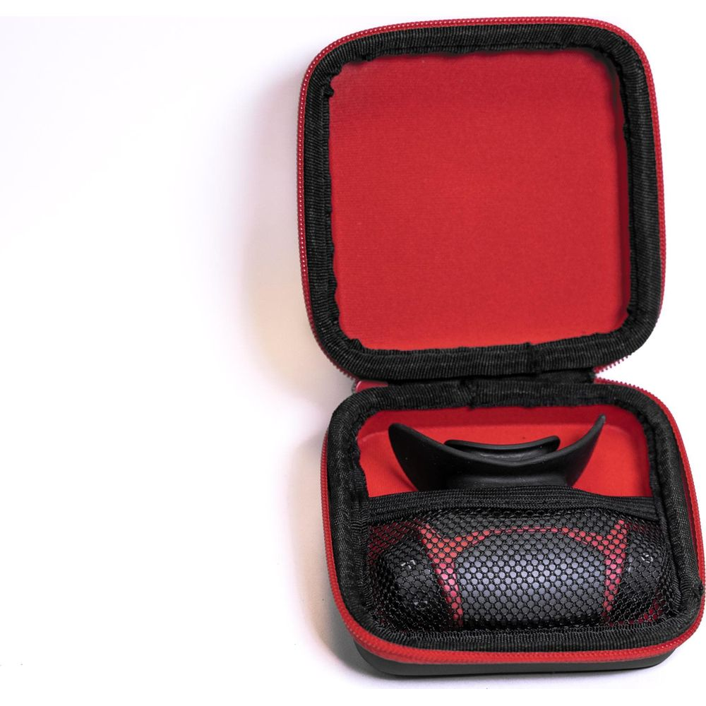 Ein offenes rotes Etui mit schwarzem Netz und einem schwarzen Objekt darin.