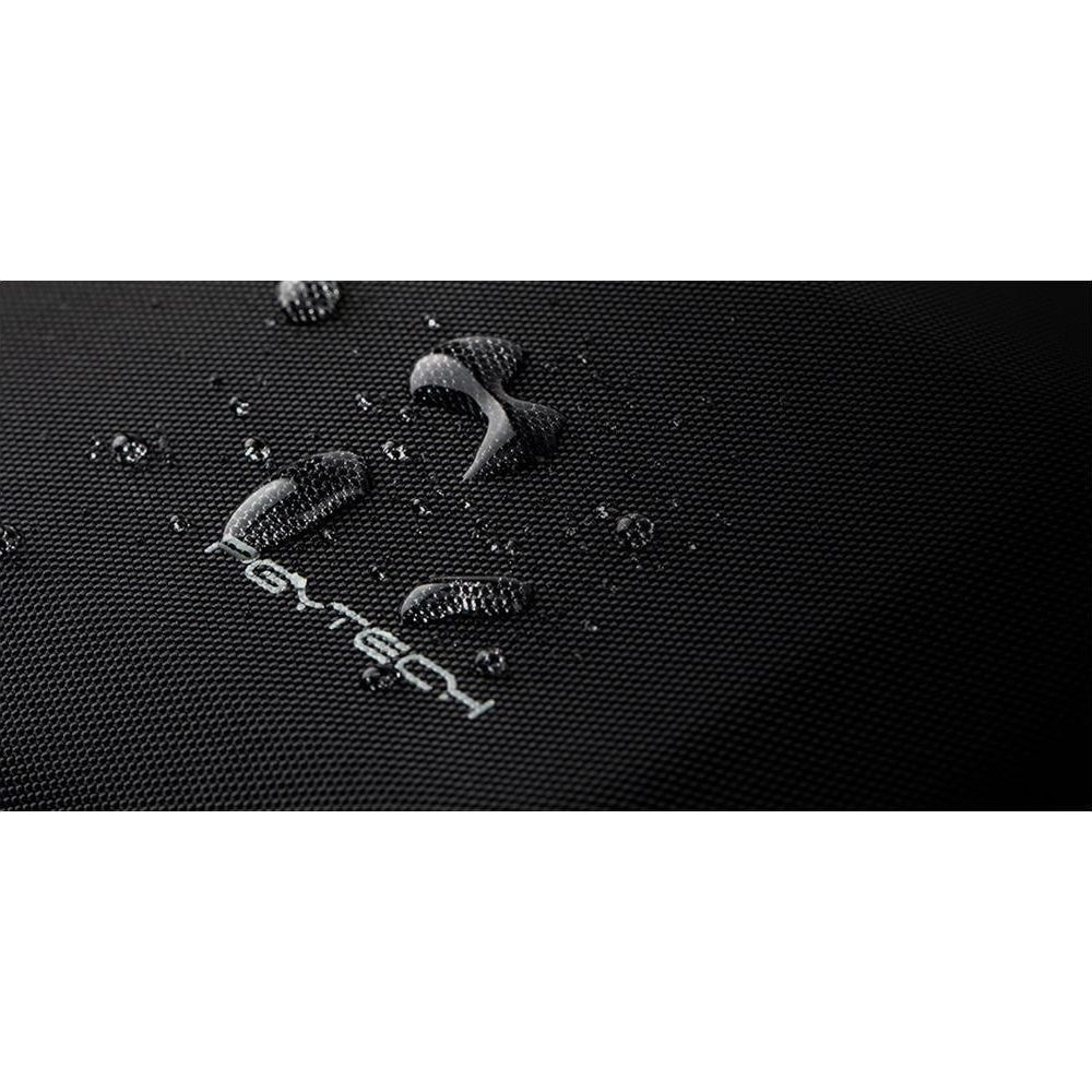 Gocce d'acqua su tessuto nero con logo bianco.
