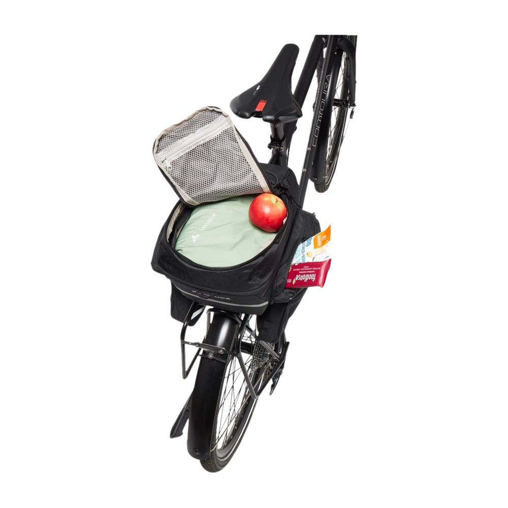 Torba rowerowa z jabłkiem, przekąskami i siatkową kieszonką na siodełku