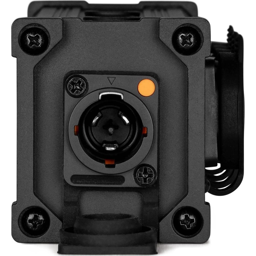 Primer plano de un conector XLR negro en un dispositivo negro robusto. Incluye tornillos y una pequeña luz naranja.