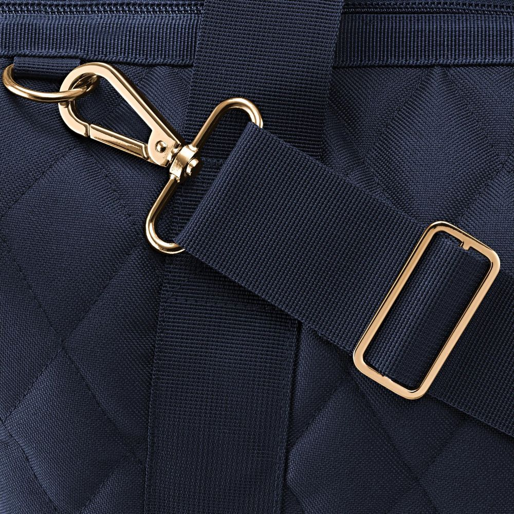 Bolso azul marino acolchado con hebilla y correa doradas.