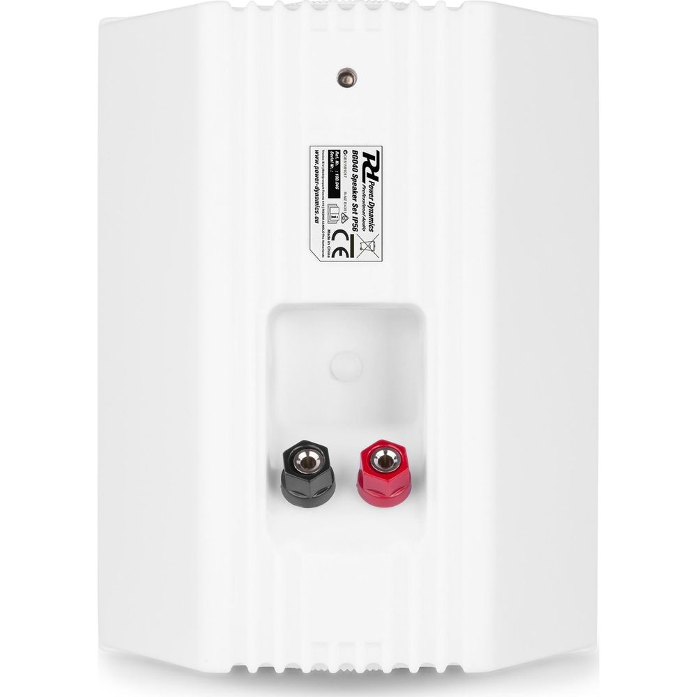 Altavoz blanco con terminales y etiquetado negro y rojo.