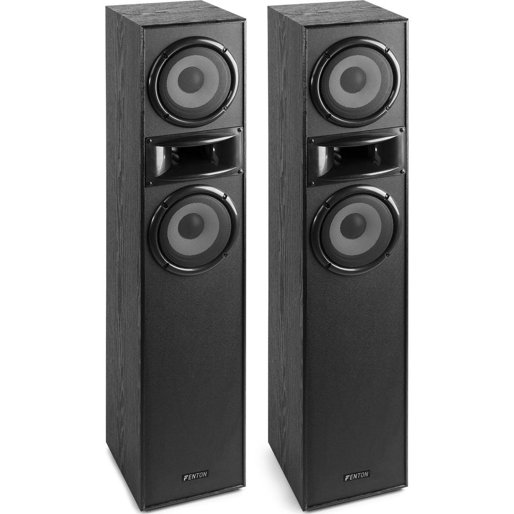 Dos altavoces de torre negros, cada uno con tres altavoces y un bocina.