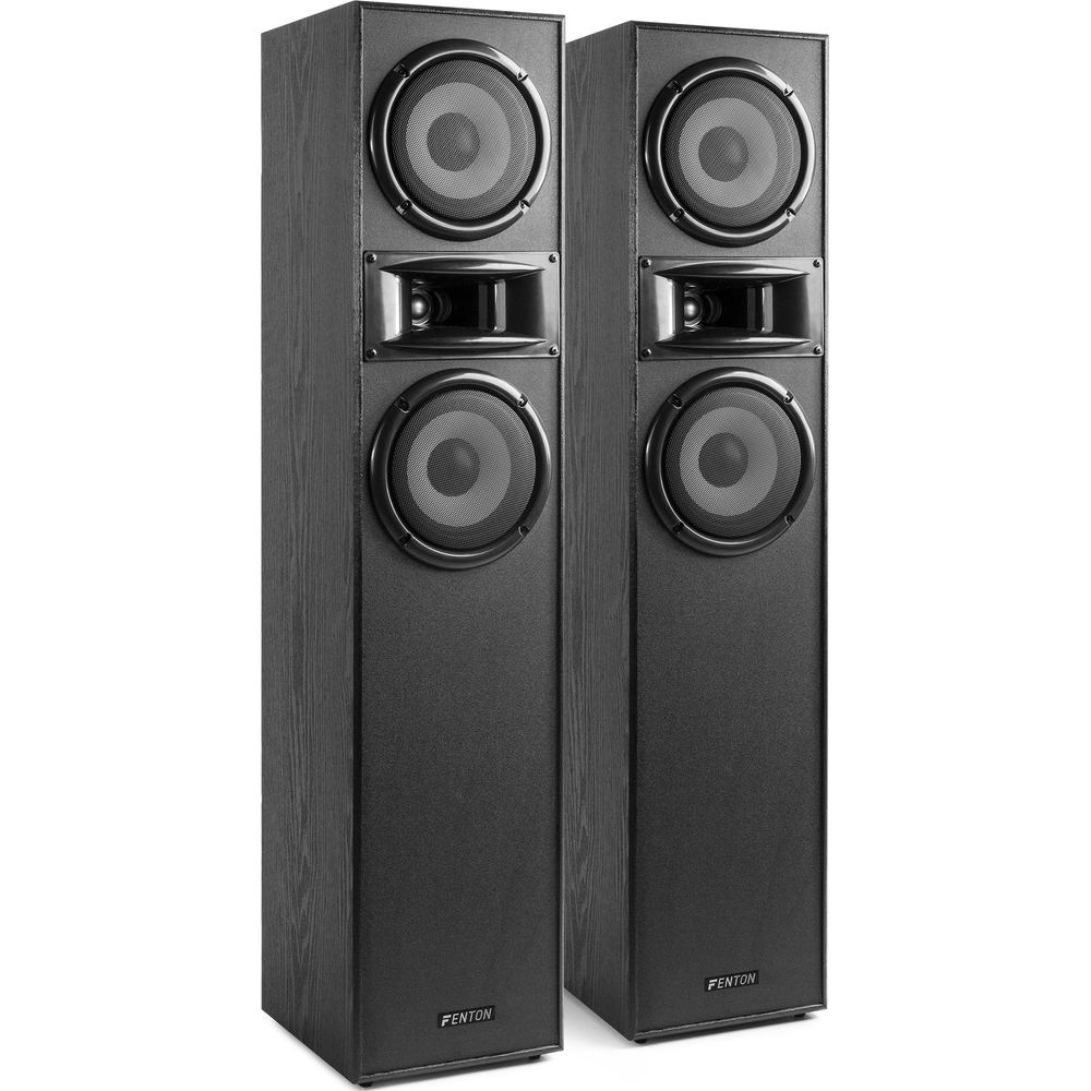 Dos altavoces de torre negros con tres drivers y un tweeter de bocina.