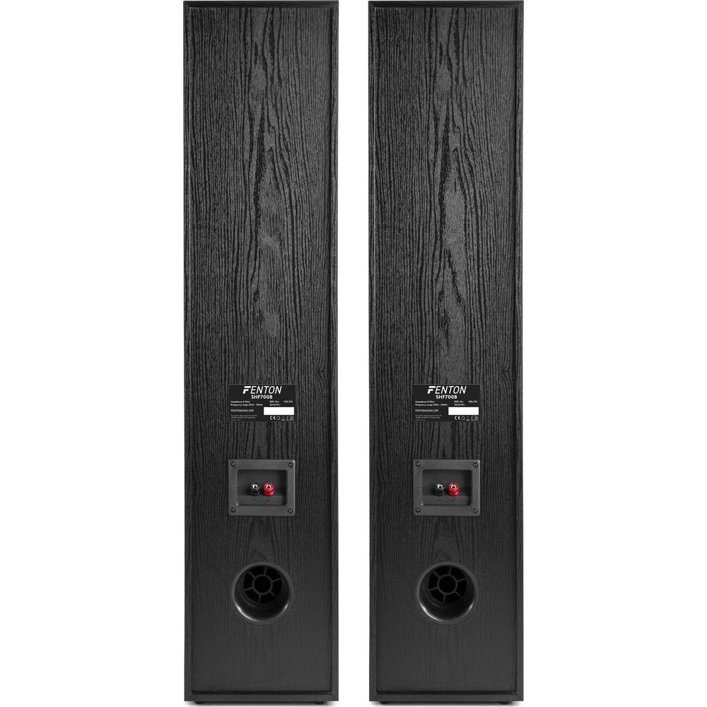 Dos altavoces Fenton negros altos con textura de veta de madera. Ambos muestran terminales y ventilaciones traseras.