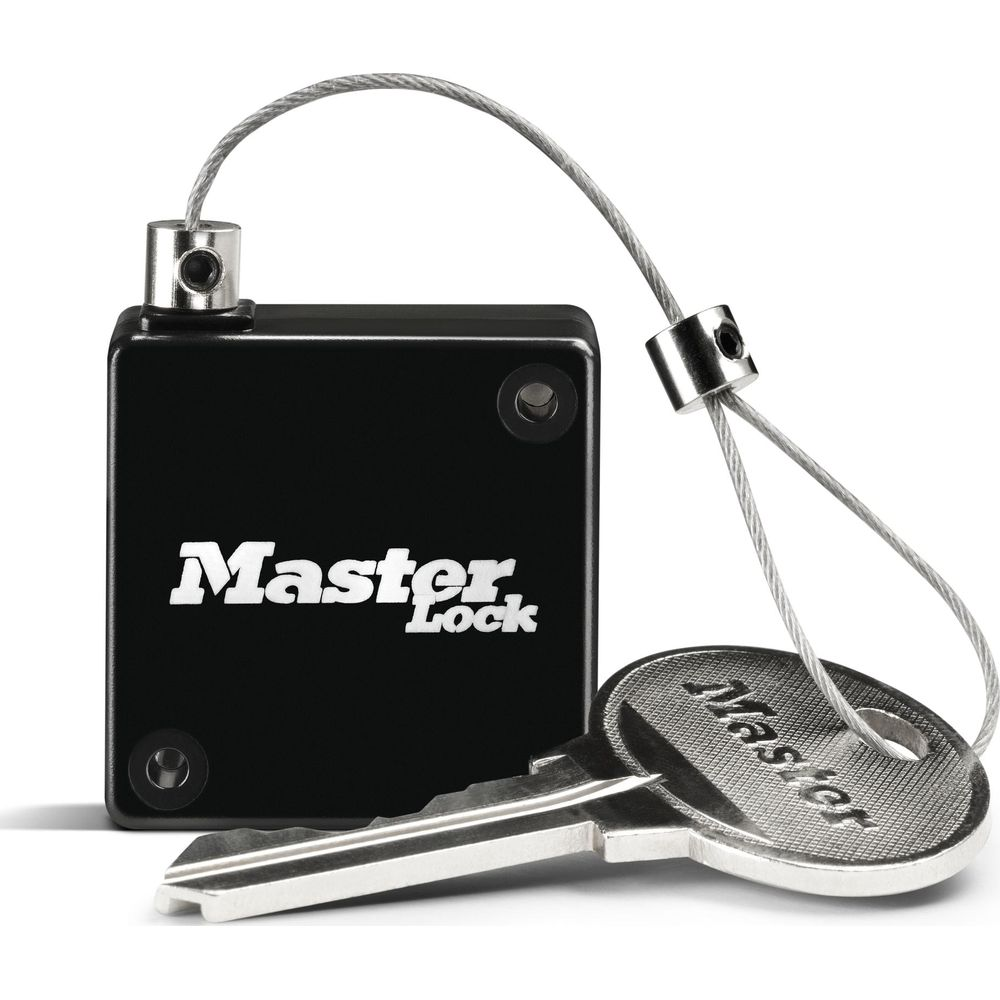Un lucchetto nero Master Lock con chiave argentata su sfondo bianco.