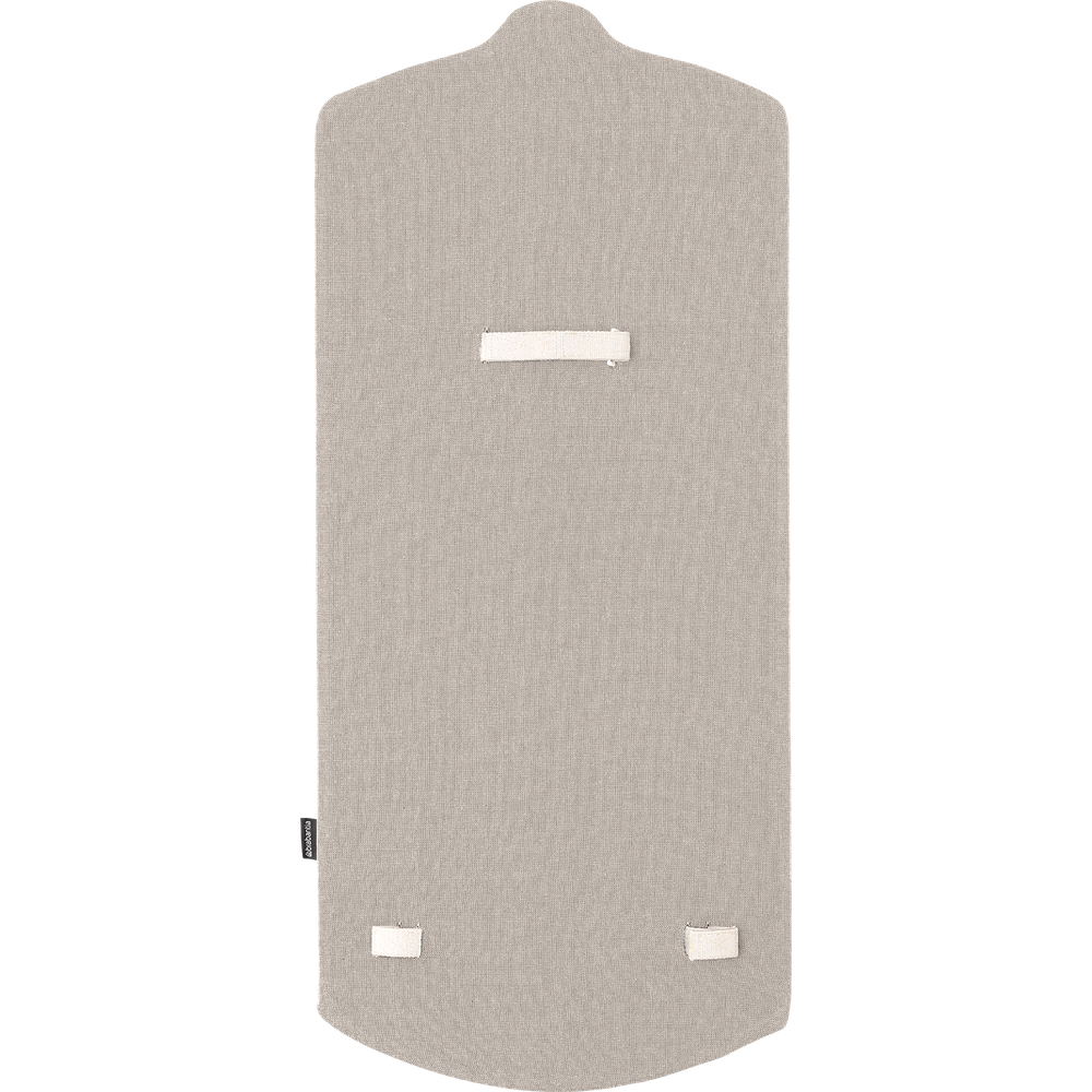 Forma di scudo in tessuto grigio chiaro con tre passanti bianchi.