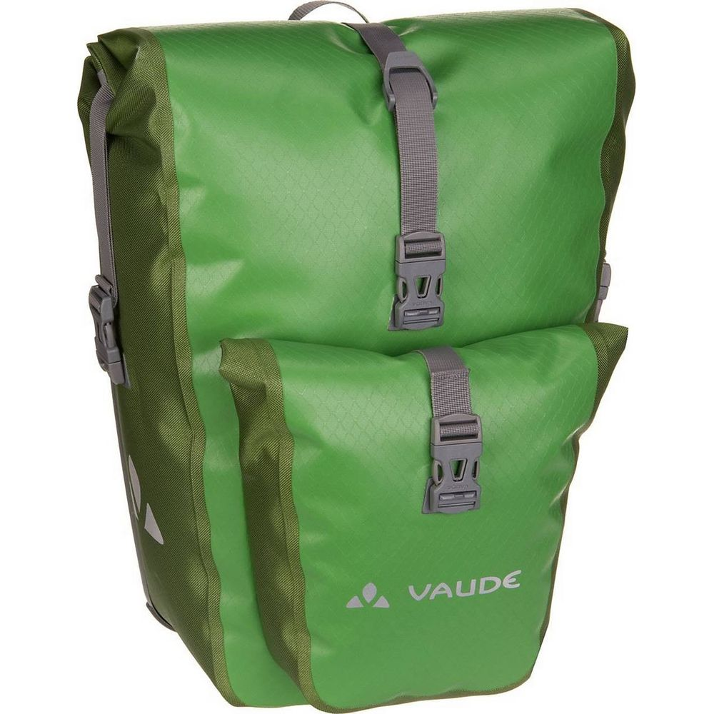 Dwa zielone sakwy rowerowe Vaude z szarymi klamrami i paskami, na białym tle.