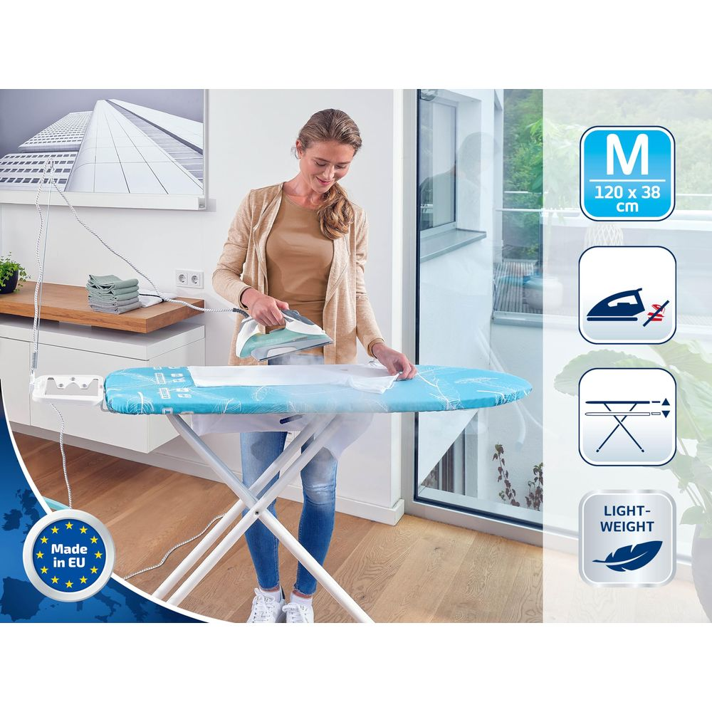 Kobieta prasuje na niebieskiej desce do prasowania o nowoczesnym wzorze.