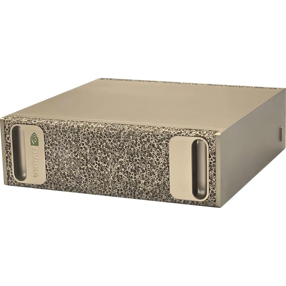 Een zilveren computerkast met een textuurpatroon en het Nvidia-logo.