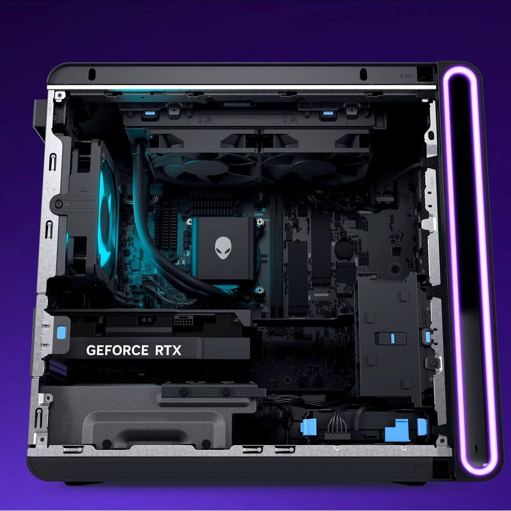 Open computerkast met gloeiende blauwe en paarse lichten, die interne componenten tonen.
