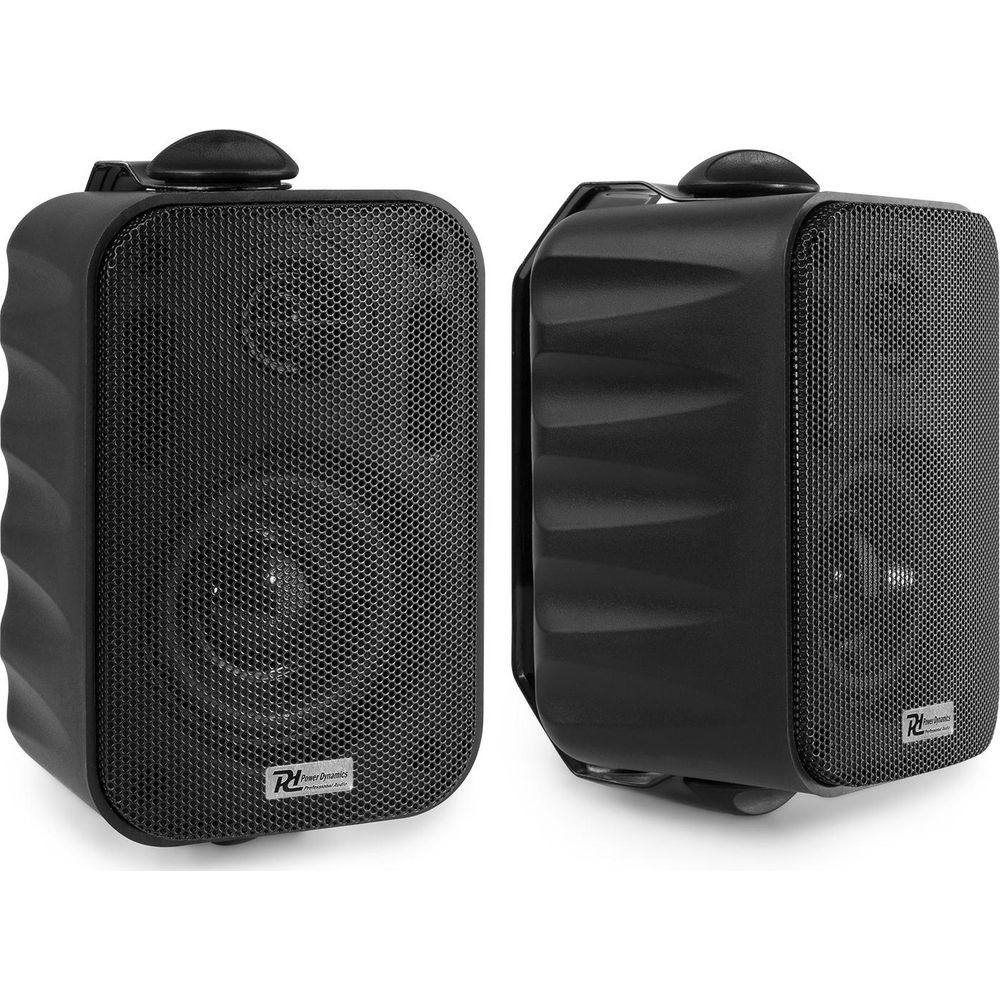 Dos altavoces negros con frontal de rejilla y logo.