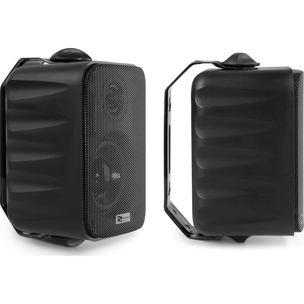 Dos altavoces negros con soportes sobre fondo blanco.