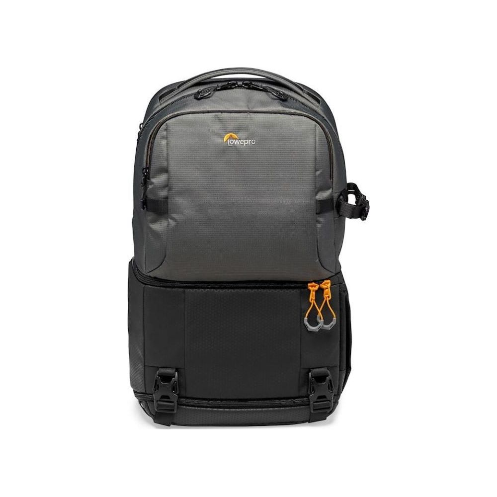 Sac à dos gris avec section inférieure noire et tirettes orange.