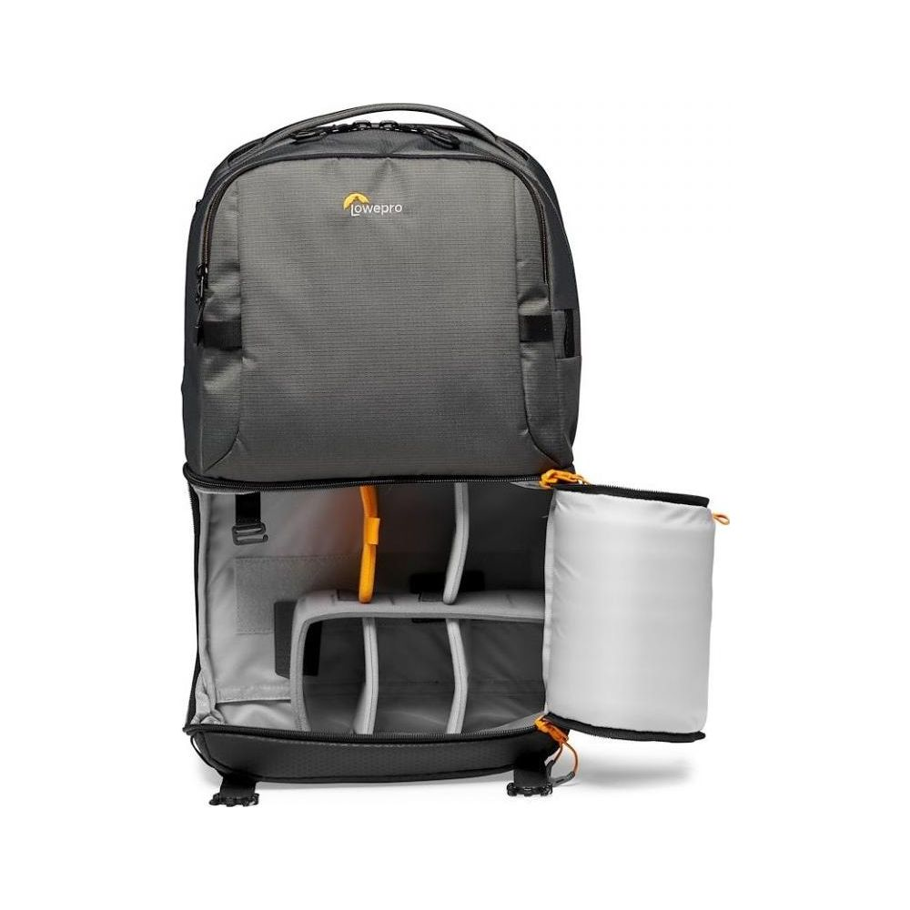 Sac à dos gris avec compartiment ouvert et fermetures éclair orange.