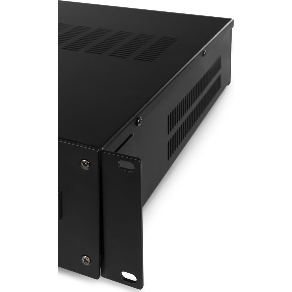 Schwarzes Rack-Gehäuse mit Lüftungsschlitzen und Montageohren. Detailansicht.