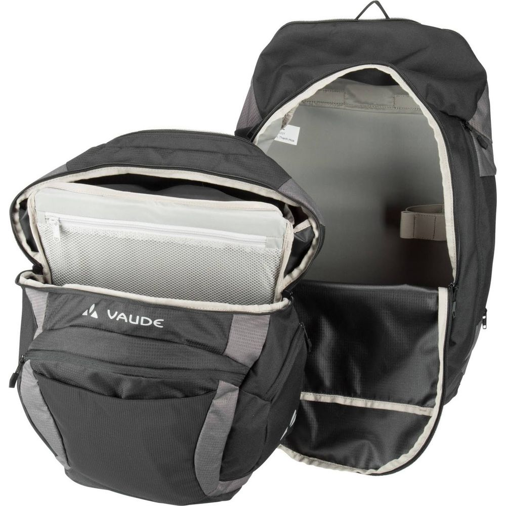 Czarny i szary plecak z otwartymi przegrodami, widoczne jest logo Vaude.