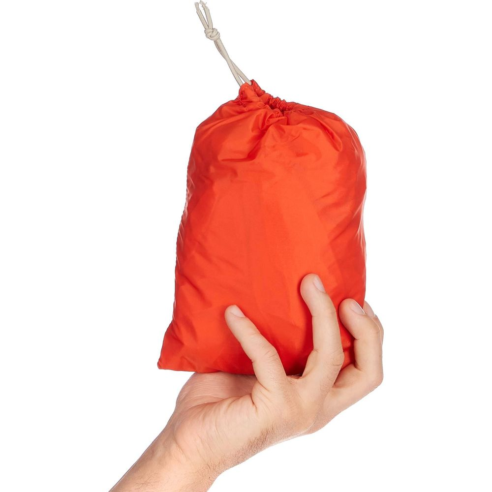 Dłoń trzyma mały, pomarańczowy woreczek ze ściągaczem.