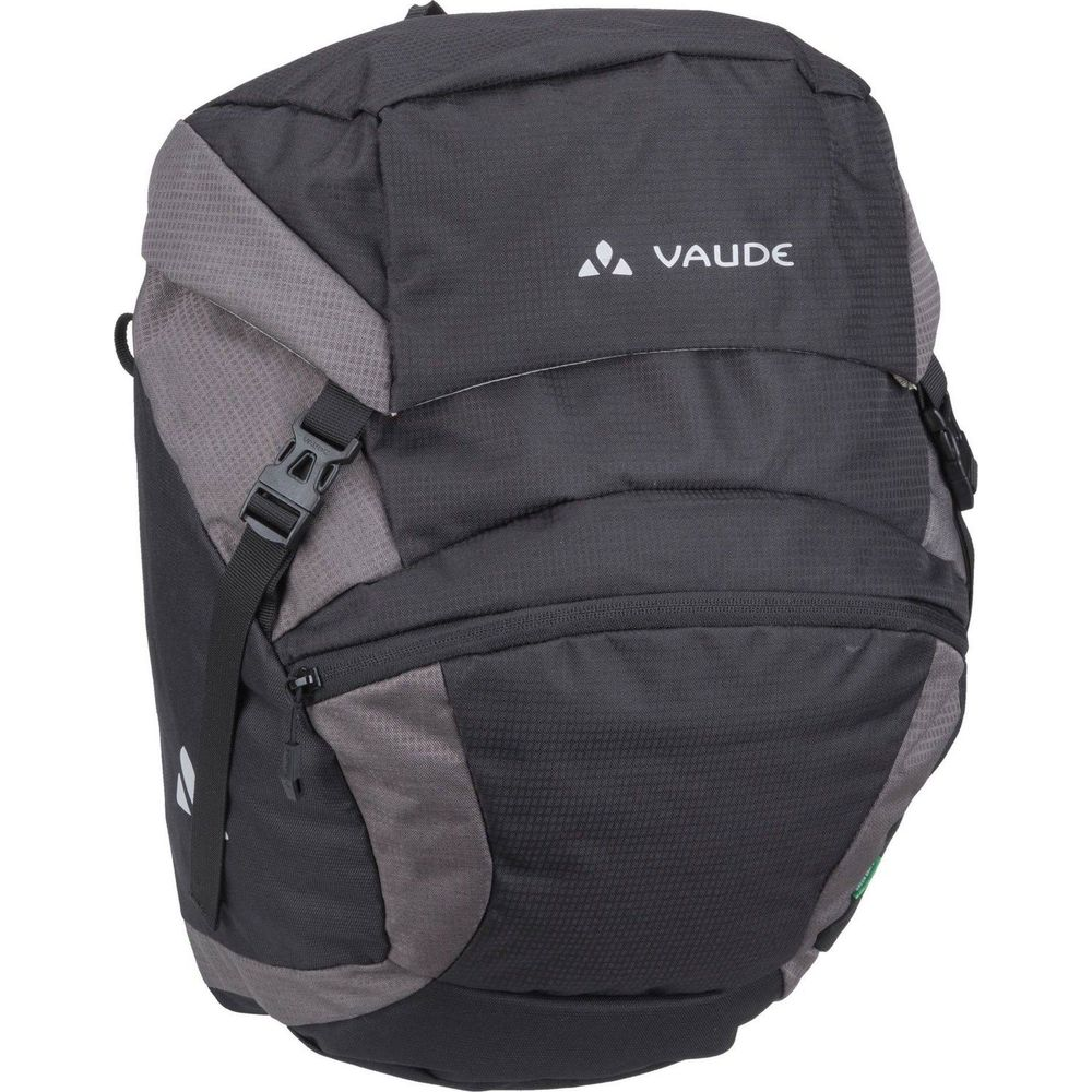 Un sac à dos Vaude gris et gris foncé avec poche avant zippée et boucle.