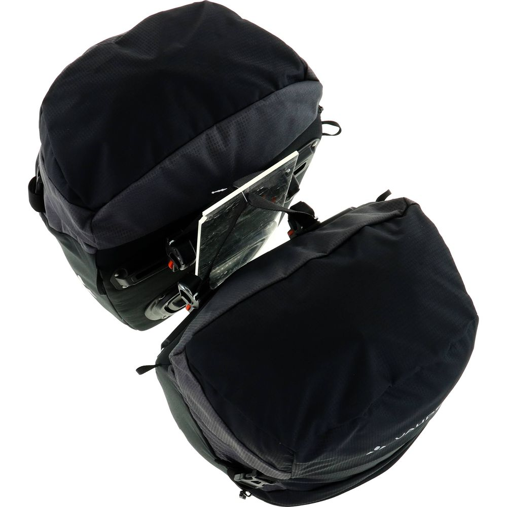 Deux sacoches de vélo noires avec accents gris, l'une tenant une tablette.