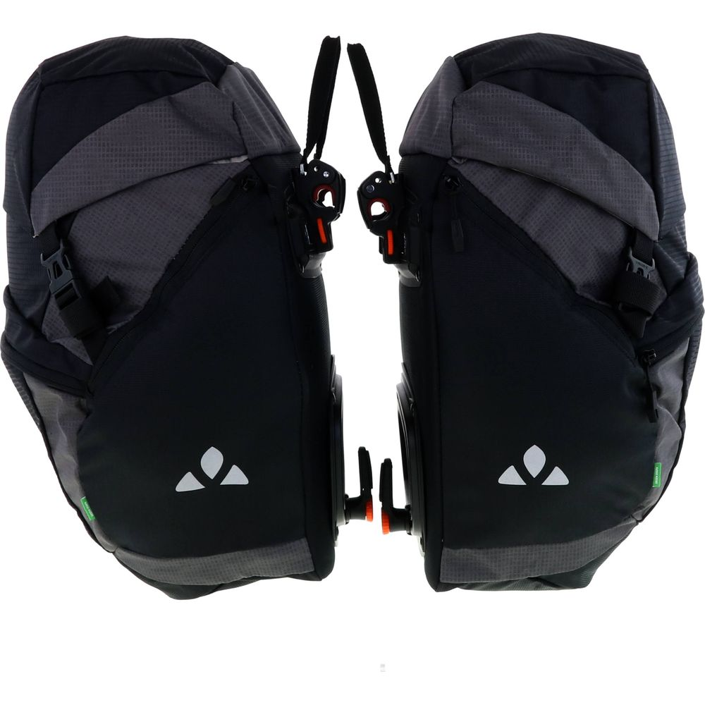 Deux sacoches de vélo noires avec accents gris et logos blancs.