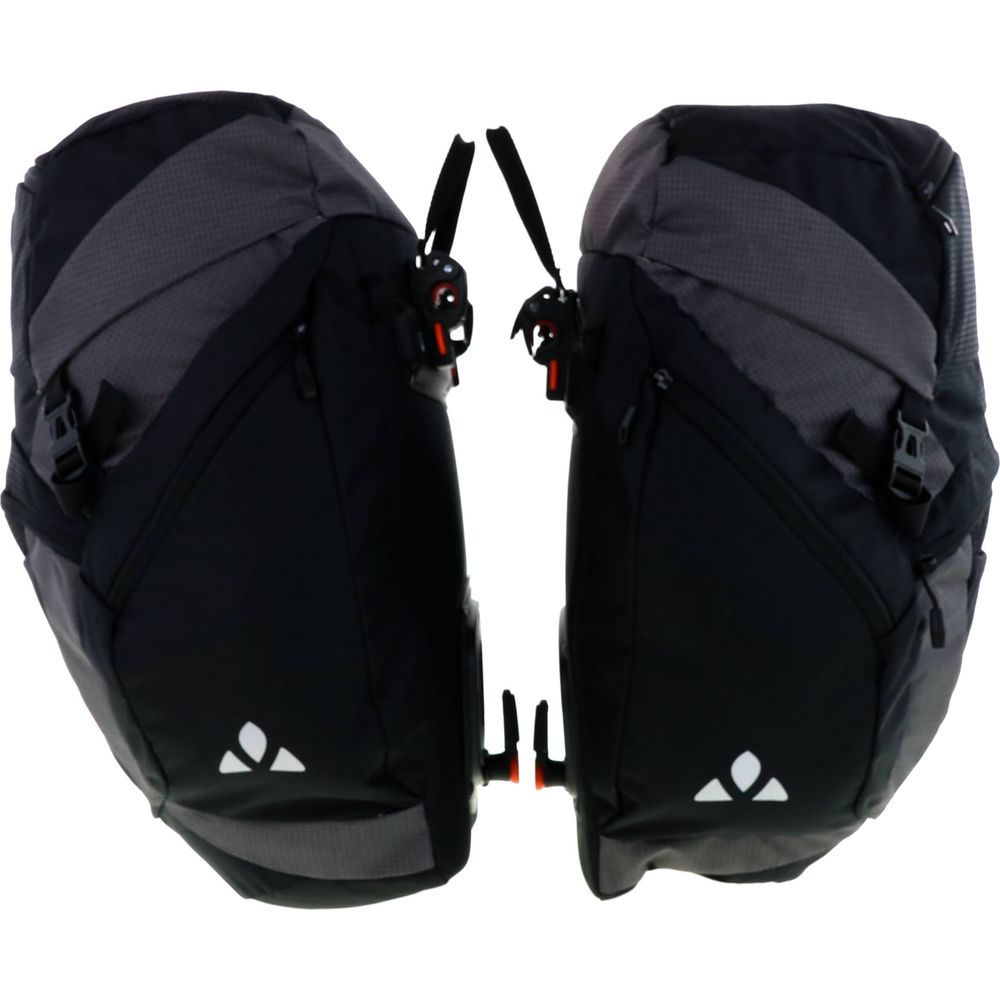 Dwa czarne sakwy rowerowe z szarym wzorem i białym logo.