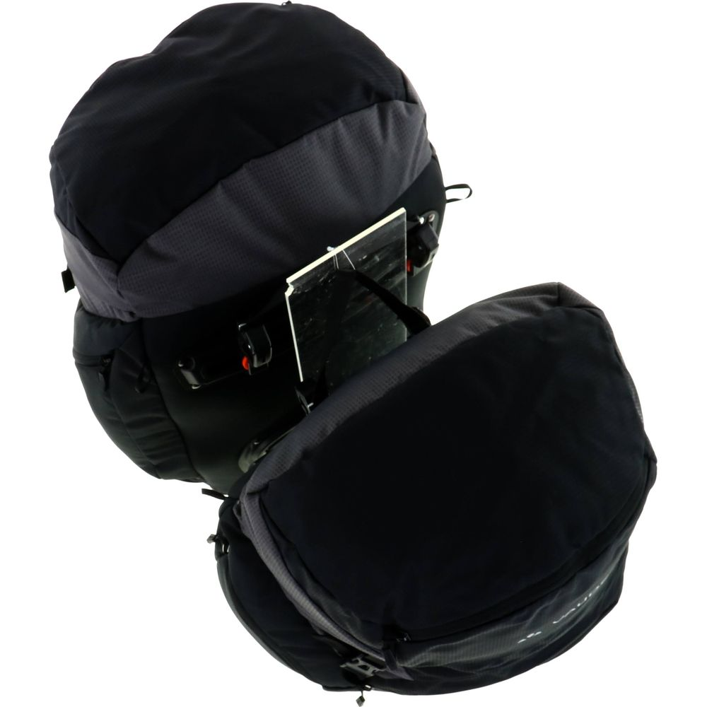 Czarne sakwy rowerowe z uchwytem na tablet, na białym tle.