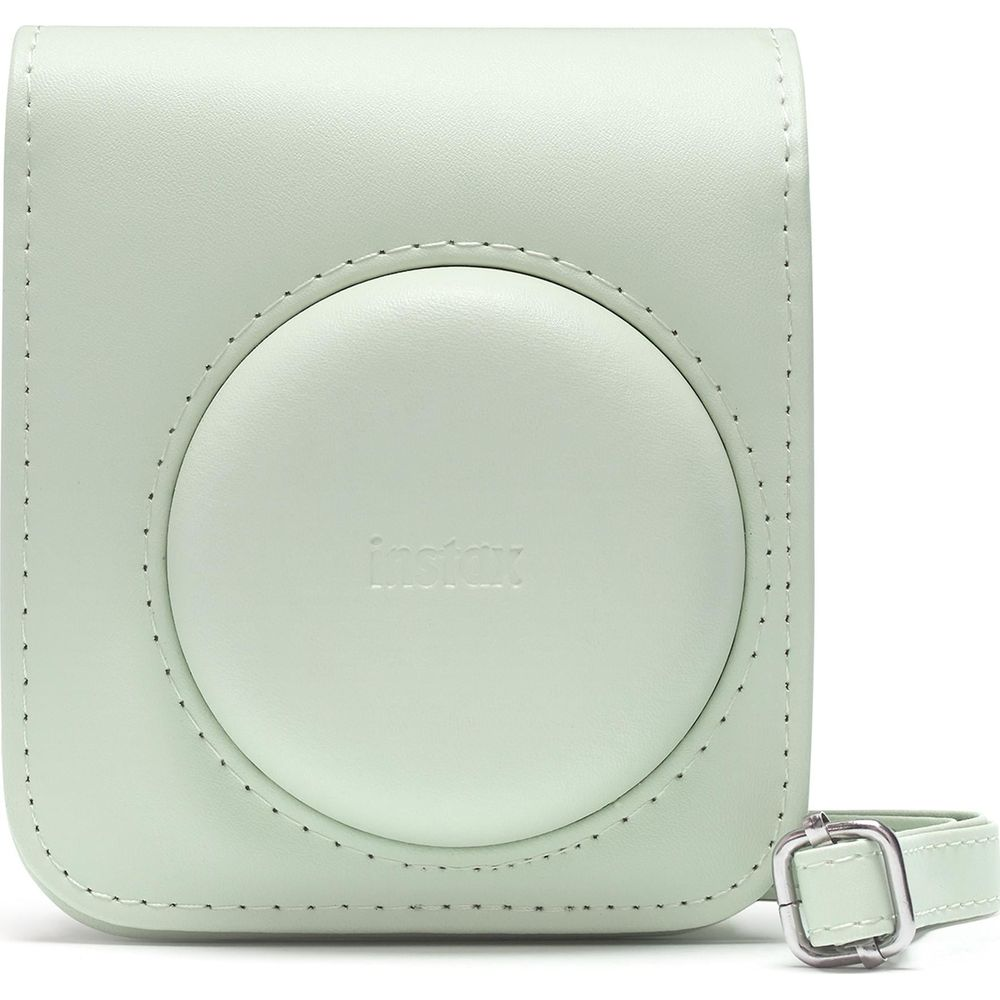 Lichtgroene Instax camerahoes van leer met zilveren gesp en riem.