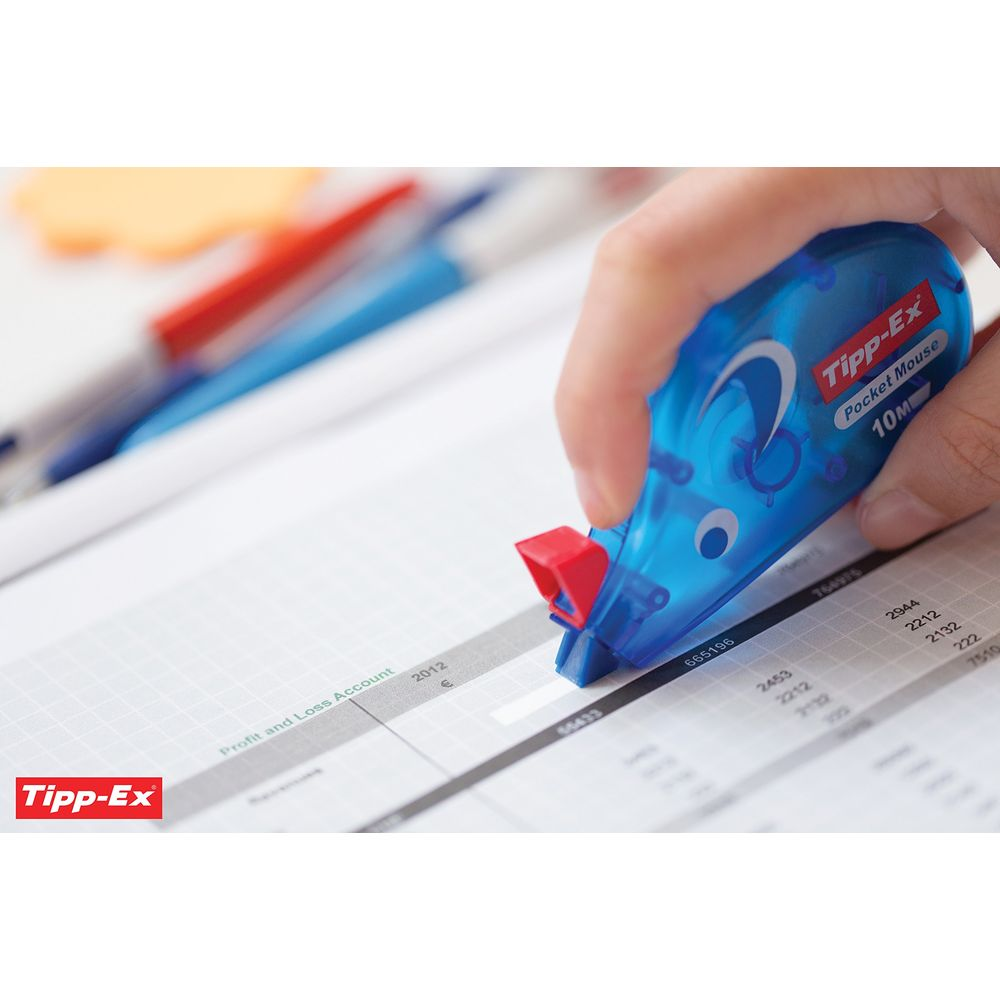 Eine Hand benutzt eine blaue Tipp-Ex Korrekturmaus auf einem Finanzbericht.