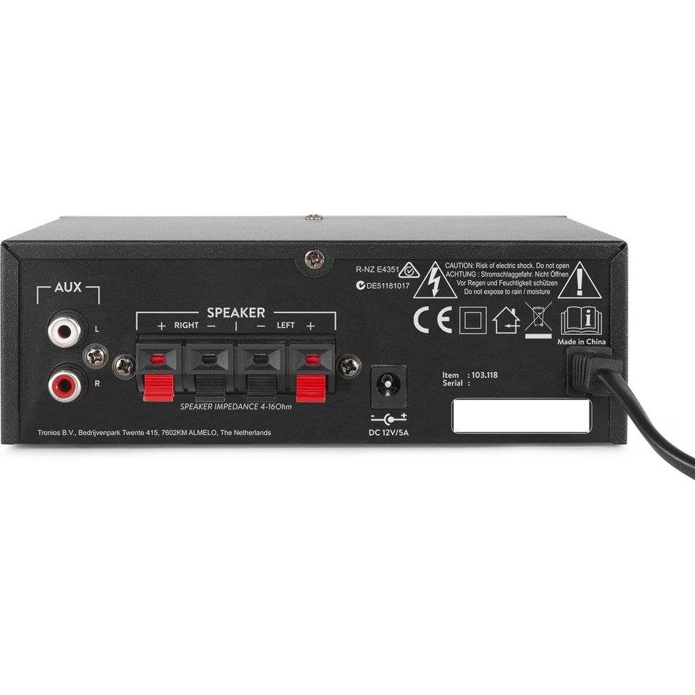 Parte trasera de un amplificador mostrando AUX, altavoz, alimentación e información del fabricante.